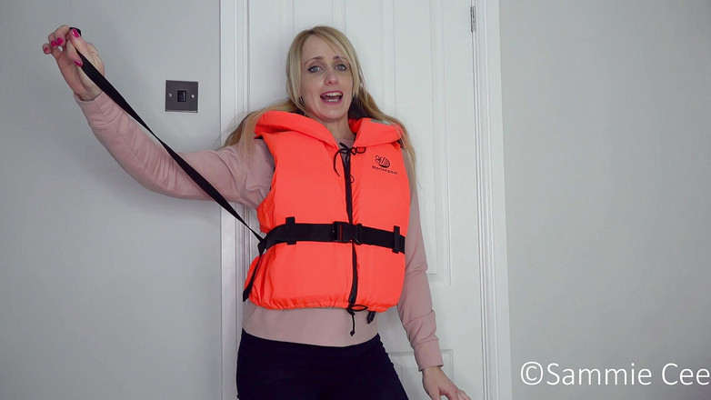 Sammie Cee: Marinepool, rettungsjacken-demonstration