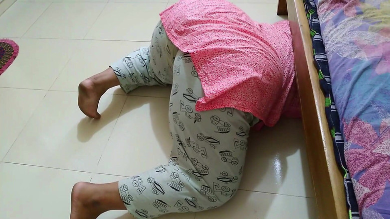 Aria Mia: Саудовская горячая горничная застряла под кроватью, затем арендодатель трахает ее анал и помогает под кроватью - огромная сперма внутри попки