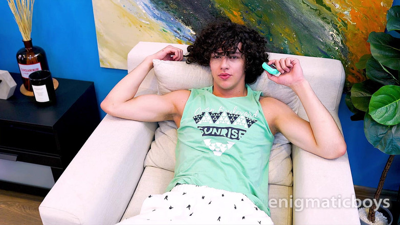 Enigmatic Boys: Stephan-cậu bé hút thuốc