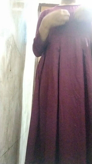 Riyathakur: India chica bañándose después de la universidad y dedeándose en...