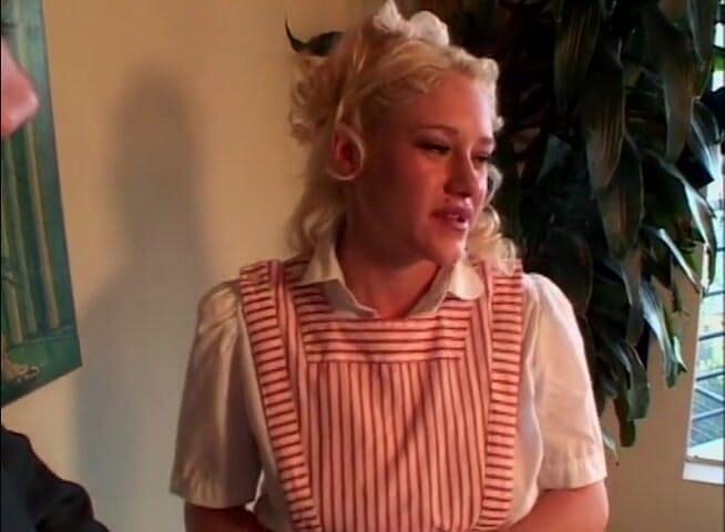 Freaks on Cocks: Rondborstige blonde huismeid krijgt haar kutje geboord door een harde...