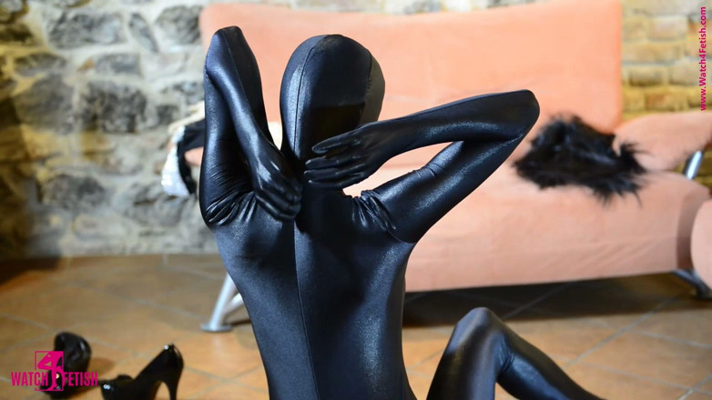 ZentaiDolls: Sarah discovers her love for zentai