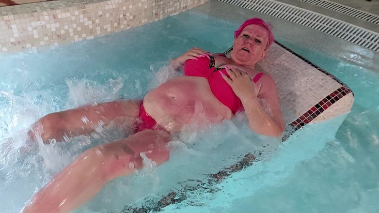 PureVicky66: Gagică matură țâțoasă se cu degetele până la orgasm cu ejaculare în...