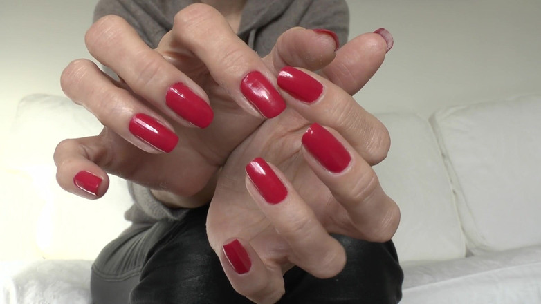 Lady Victoria Valente: Aanbid mijn rode vingernagels en masturbeer! Dame Victoria Valente
