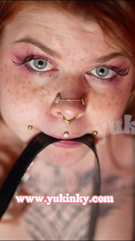 Sploshing Avec Cette Rousse Poilue Et Tatoue - Gunging Spit Play Amateur Francaise BDSM Latex Ftish Donjon Soumise Gag Ball