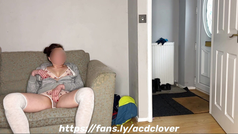 AcDcLovers: Une femme excitée appelle son voisin et trompe son mari...