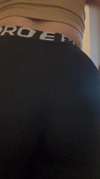 Steamy Farts in Tight Leggings
