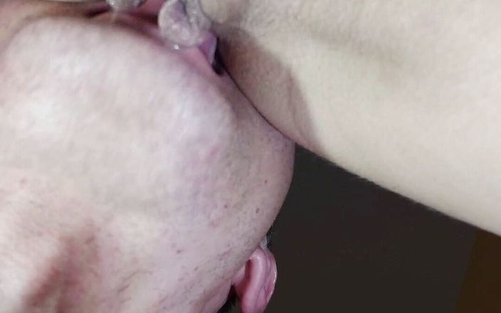 Wet pussy fuck: Anh ấy liếm âm hộ để đạt cực khoái, cận cảnh âm hộ ướt át tuổi teen