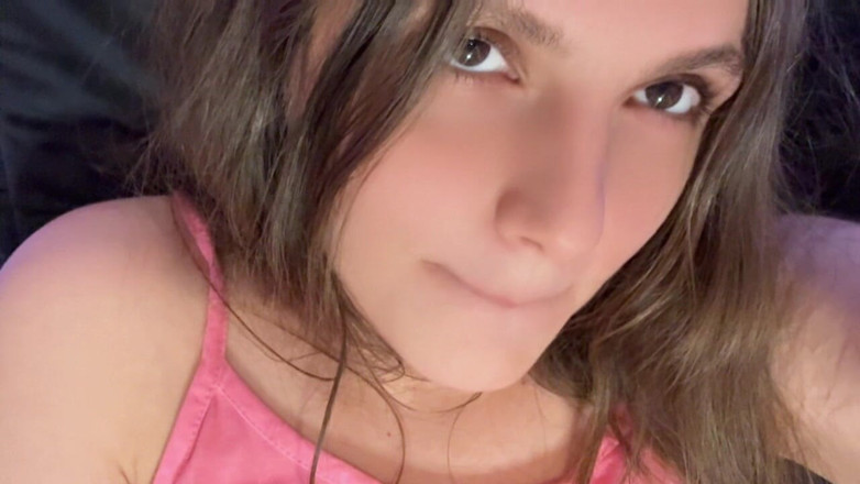 French Julia: 장난꾸러기 프랑스 소녀가 자위하며 이런 장난기 있는 판타지를 말합니다