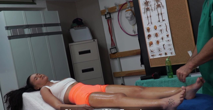 Gina Ferocious: Dirty Maseur mě nutí naolejovat na můj velký zadek a...