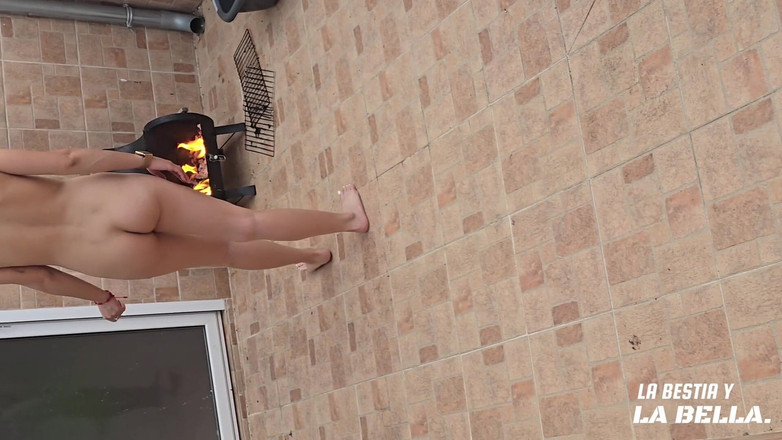 Labestiaylabella: Мій вітчим трахає мене у дворі на моєму обличчі