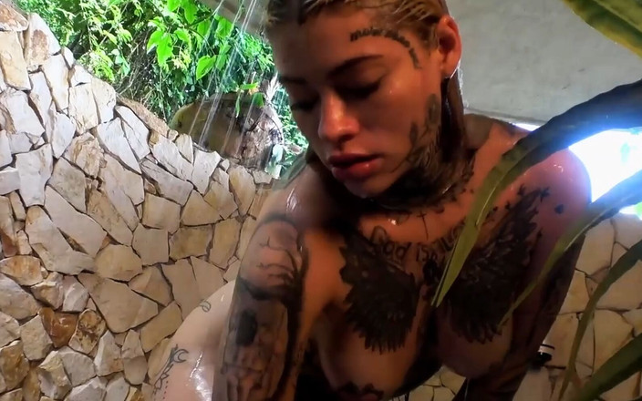 Pornstar Platinum: 堆叠宝贝金发猫想要一些手指动作！