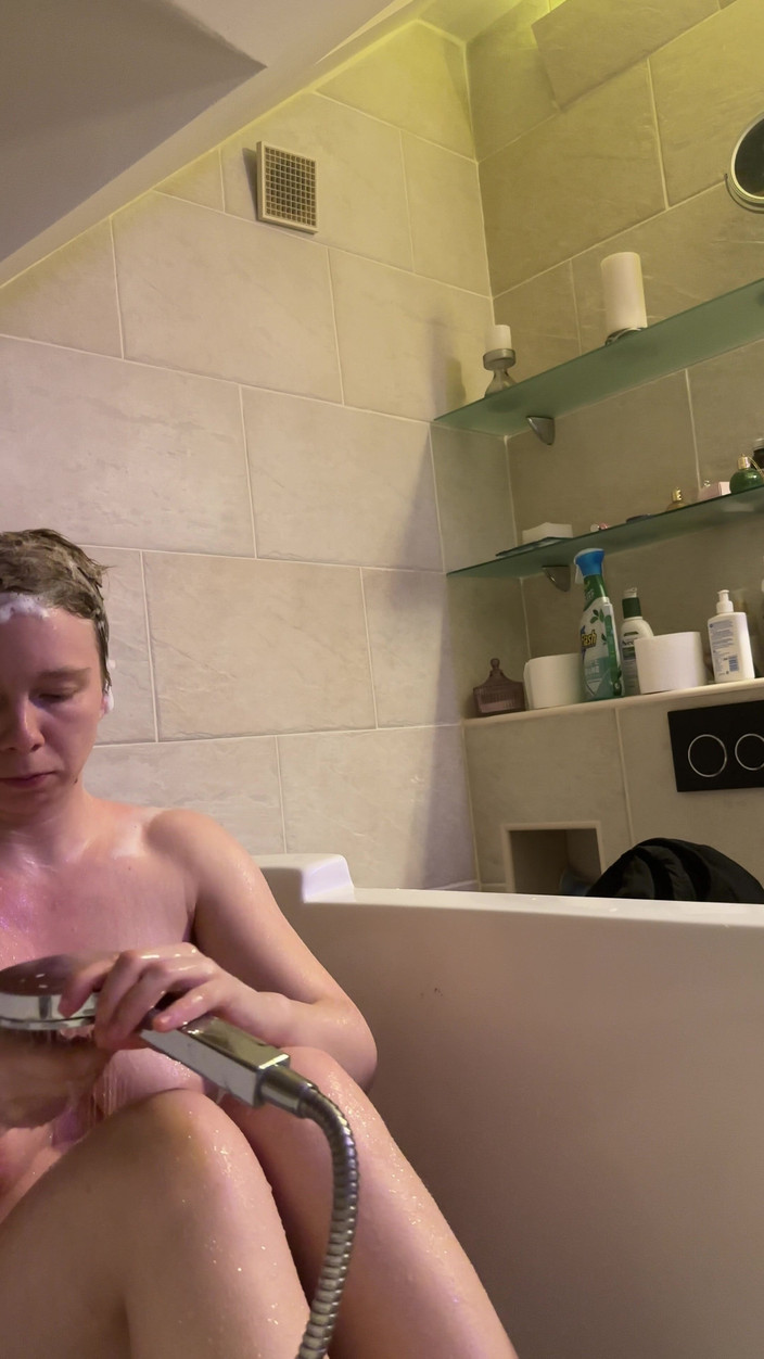 SweetLucy96: 大きな胸と硬い乳首