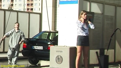 Crazy pee girls: Outdoor peeing at the carwash