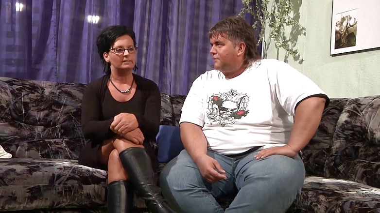 Mature Climax - 100% Mature Videos: 戴眼镜的熟女在骑乘鸡巴之前坐在她的情人面前