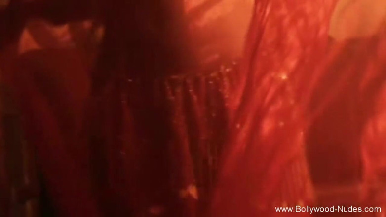 Bollywood Nudes: She learns how to seduce men this way