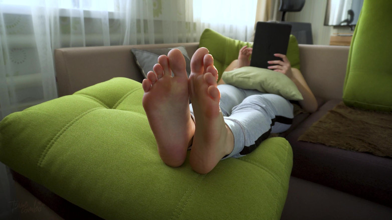 Teasecombo 4K: Sexy holka škádlí její sexy nohy skutečné amatérské domácí