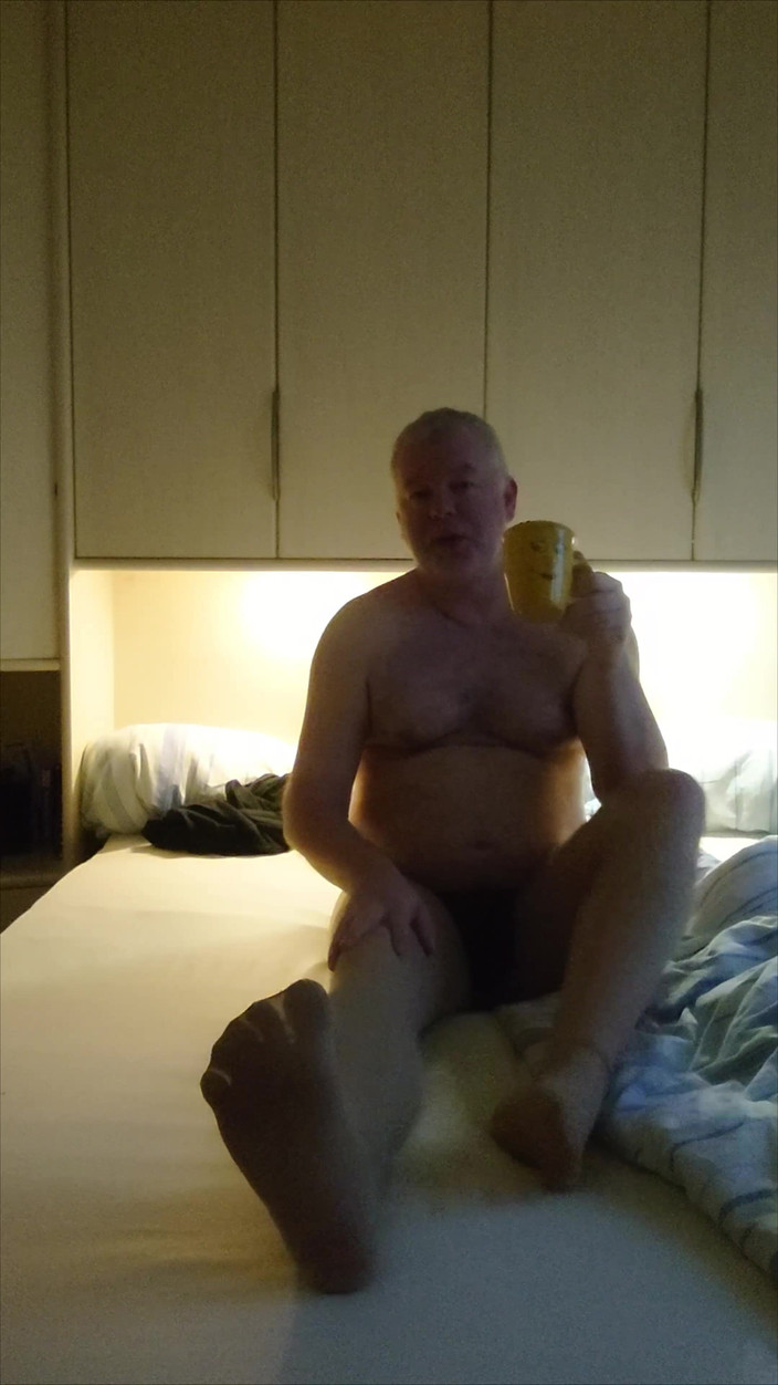 Carmen_Nylonjunge: Chłopak w nylonze życzy ci mroźnego poranka