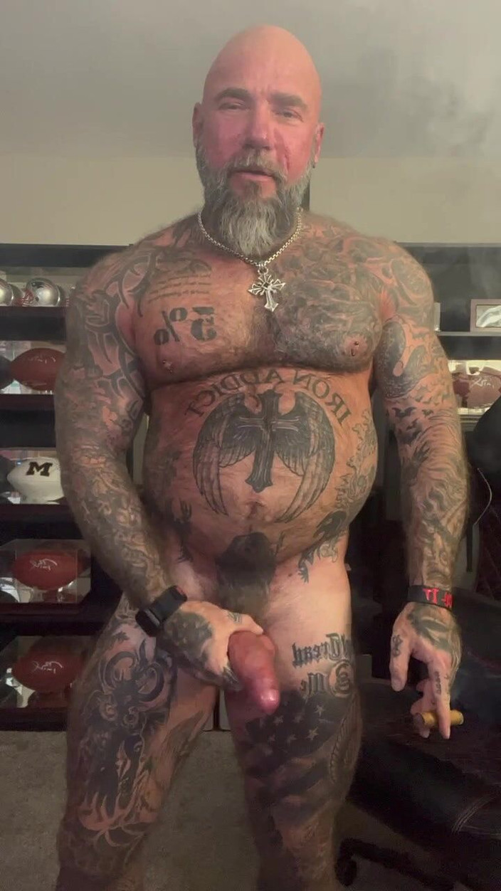 MasculineJason - Jason Collins: फ्लेक्सिंग और सिगार धूम्रपान