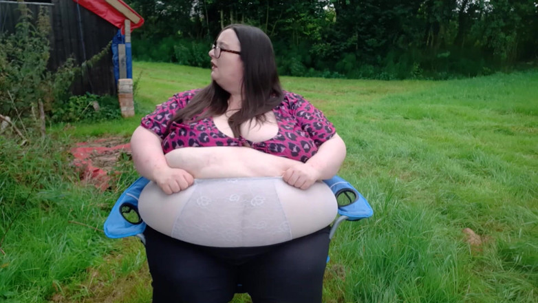 SSBBWLadyBrads: SSBBW outdoor belly play and walking