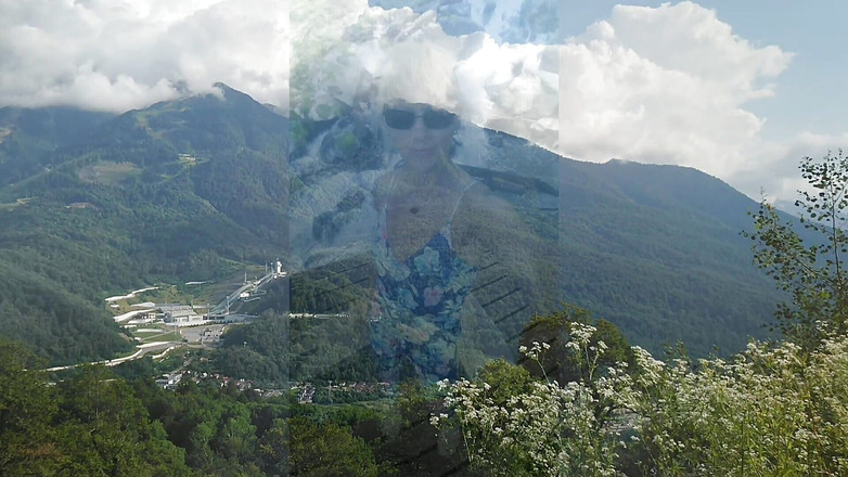 Alexa Cosmic: Alexa宇宙在美丽的瀑布游泳，穿着彩色的连衣裙...