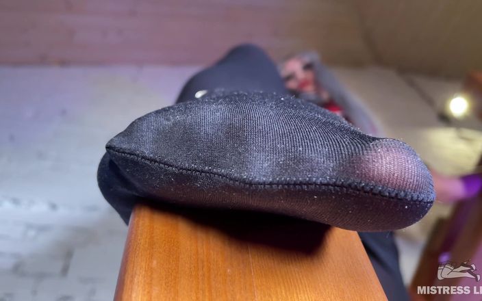 Mistress Legs: 我穿着黑色丝袜的臭脚在梯子上挑逗你脸上 - 第2部分