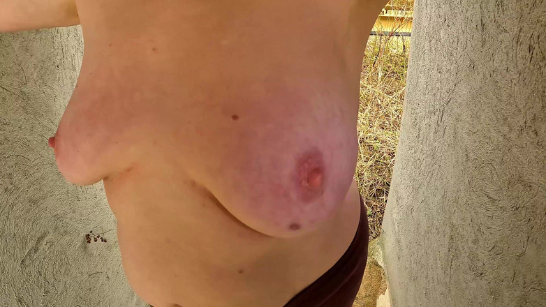 Bouncy Tits Action: Gifles sur un chantier