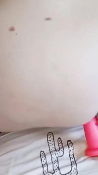 Knubbig tjej rider på dildo