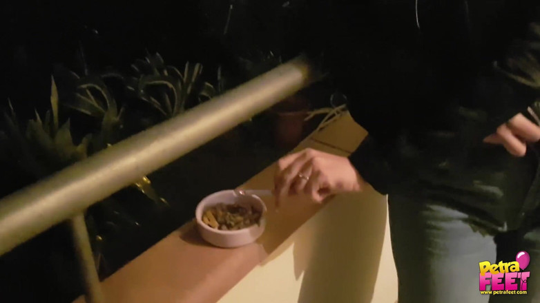 Smokin Fetish: 喫煙と足フェチで屋外とかわいい十代