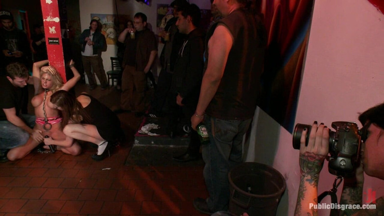 Public Disgrace by Kink: Blonďatá pornohvězda s velkými prsy je ošukaná do zadku v...