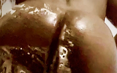 Dee Ice Knight: Clip cu scuturare de cur la duș