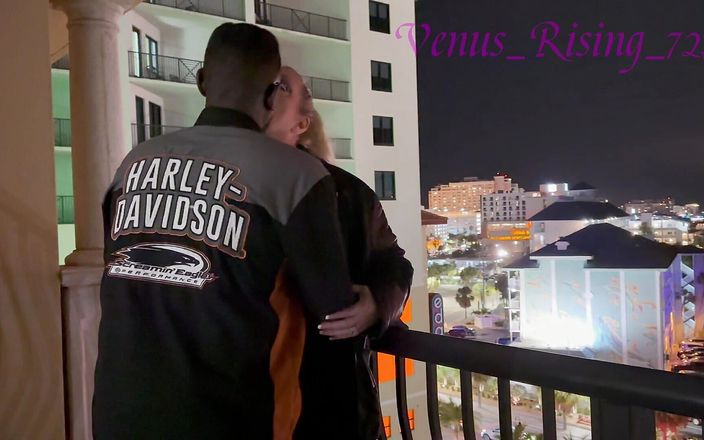 Venus Rising_Hotwife: Байкер із великим чорним членом запліднює заміжню мілфу з блідою дупою