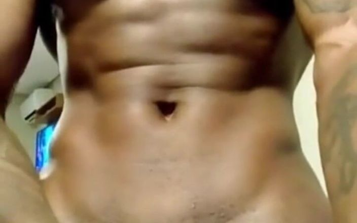 Apolo: Un homme rasé sexy se masturbe en solo