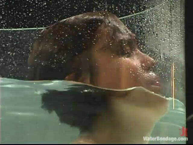 Water Bondage by Kink: Maya- Memperkenalkan "silinder ketakutan"