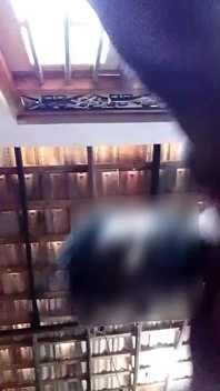 Yatılı okulda, kız kardeşinin sütyenini giyerek eğleniyor