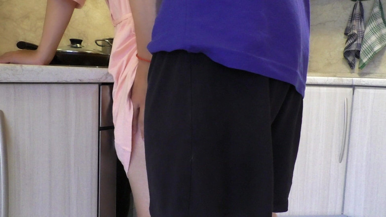 Lovers Couple: De ce să gătesc pentru fratele meu vitreg când pot...