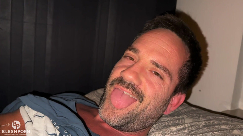 bleshporn: 蒂姆·布莱什撸管他的大鸡巴以达到最后的白色射精