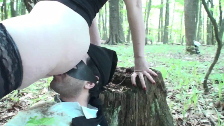 Femdom Austria: Crazy Goddess Outdoor Throttle