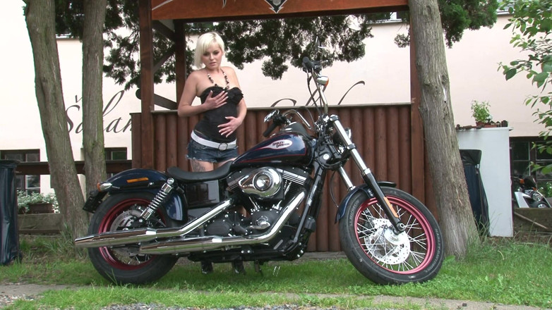 Public Entertainment: Irresistible tattooed babe likes teasing with her sexy body
