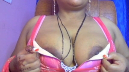 HotGirl21: Awek menunjukkan buah dadanya keluar dari coli dan juga menekan...