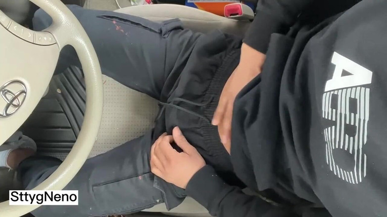 Xooshua (xblue18): Молодой мужчина мастурбирует на парковке университета