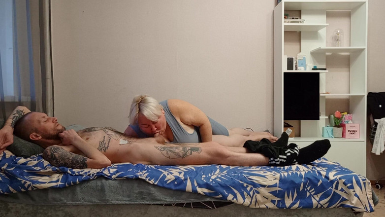 Zona901: Мачеха обожает это, когда я кончаю ей в рот