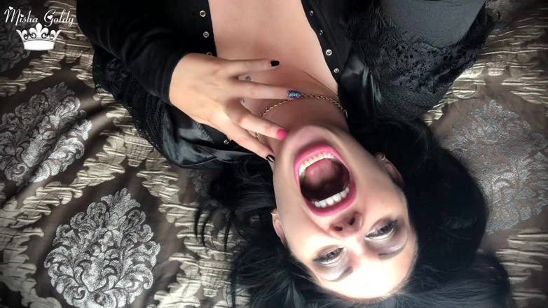Goddess Misha Goldy: 배고픈 입 위에 매달려 있는 섹시한 거인들