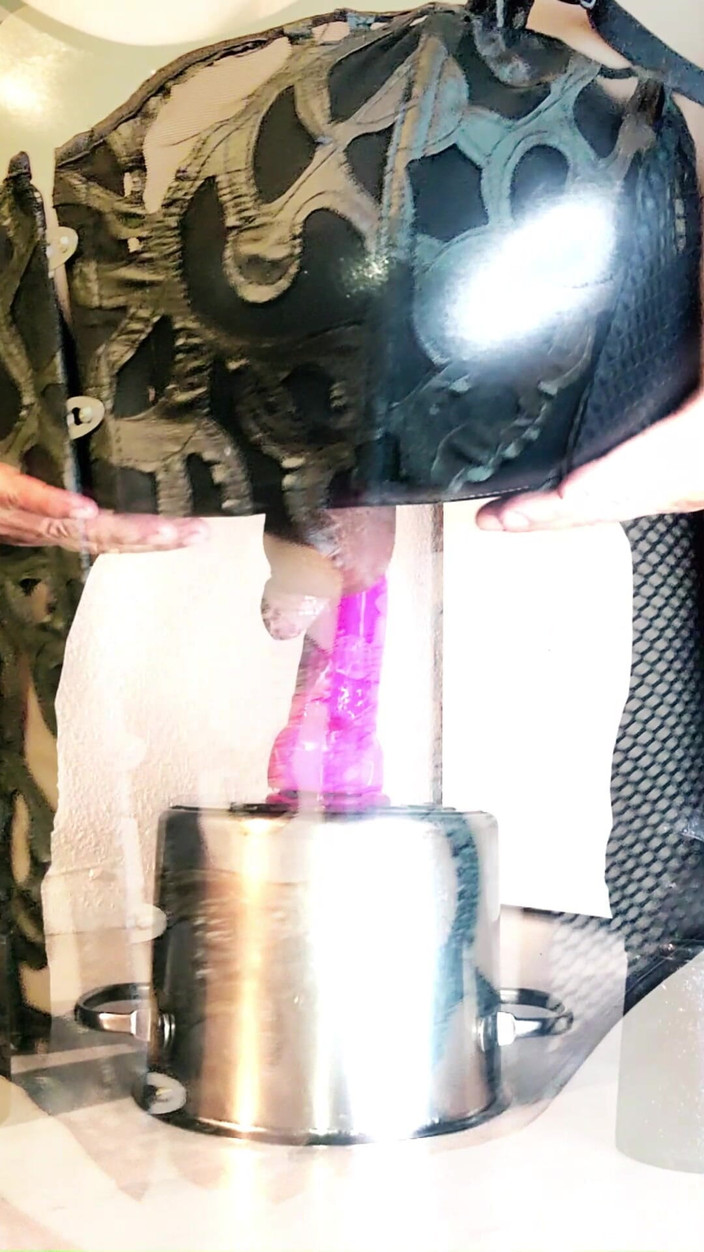 kandiKane: Ateşli travesti Kandi kalın mor dildoyla götünü siktiriyor