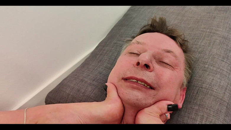 Goddess Lena: Deve baciare e leccare i miei divine piedi