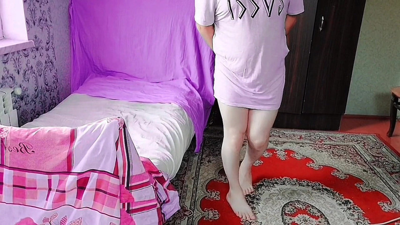 Kitty_Cross: Superba femboy zâmbind timid sub pătură de lână confortabilă