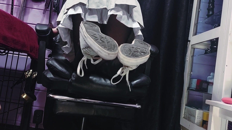 Mistress Priest: Anime schulmädchen pOV turnschuhe und fußdominanz