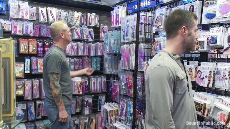 Bound in public: Azgın erkekler yoğun bir seks atarisinde yaraklı bir dolandırıcıyı sikiyor