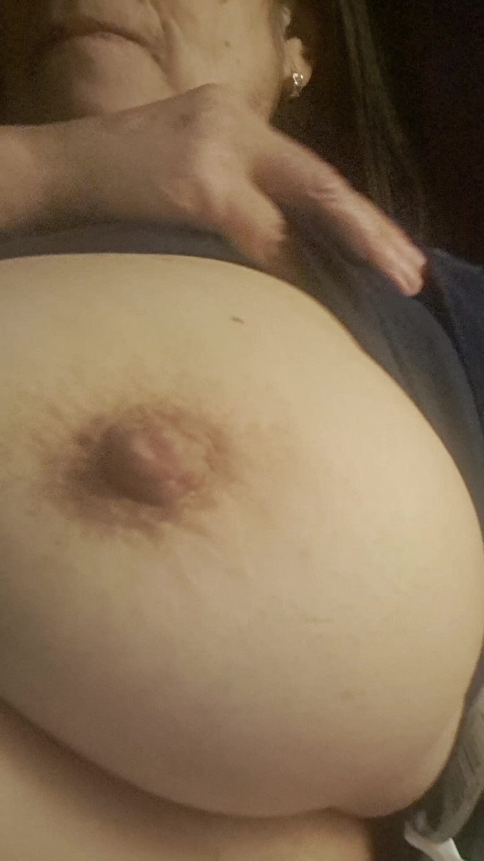 Mommy big hairy pussy: Stiefmutter drückt in die möpse