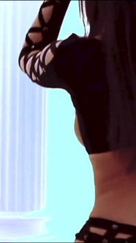 Mooie striptease danseres masturbeert in een rood harnas